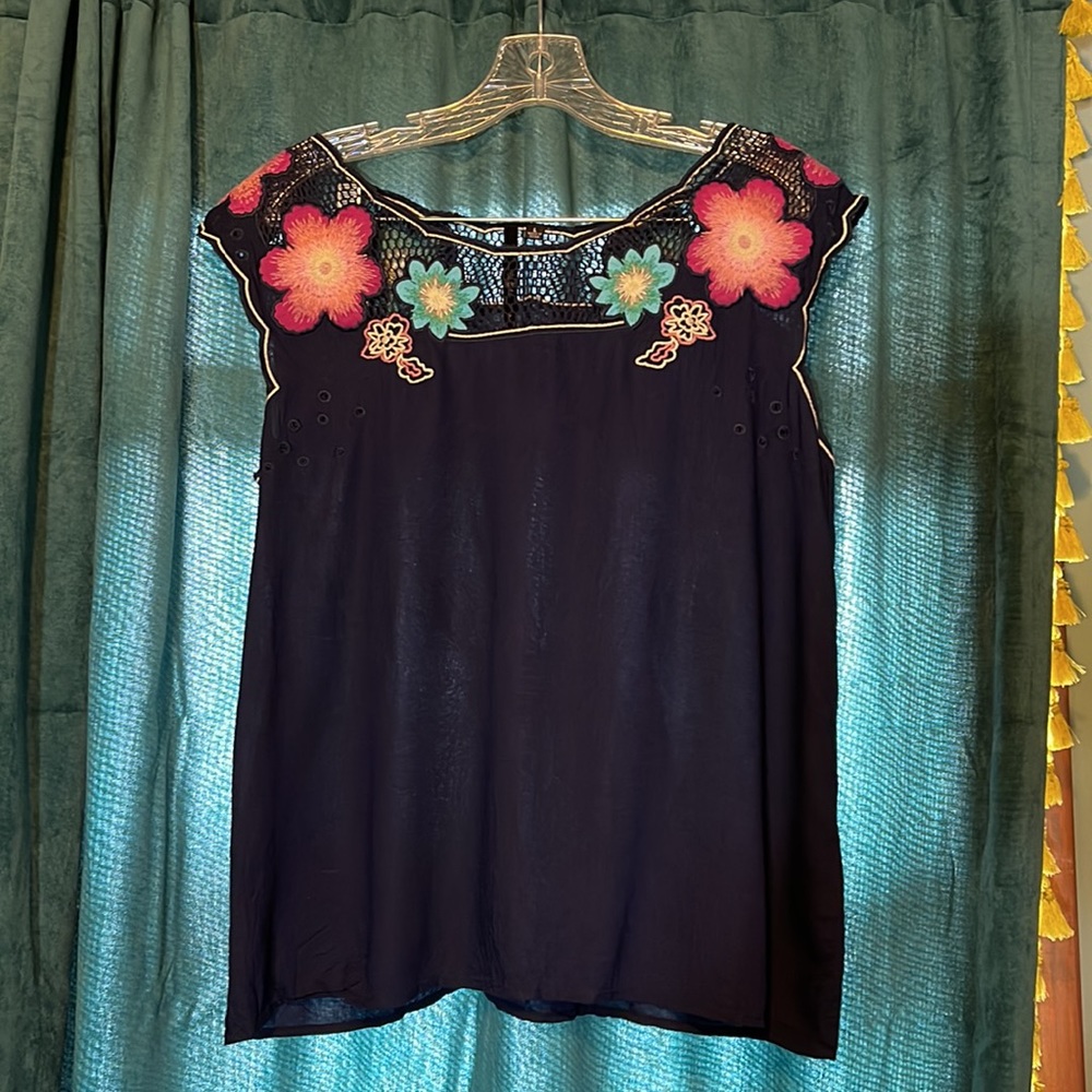 Embroidered top. BELLATRIX SIZE LARGE